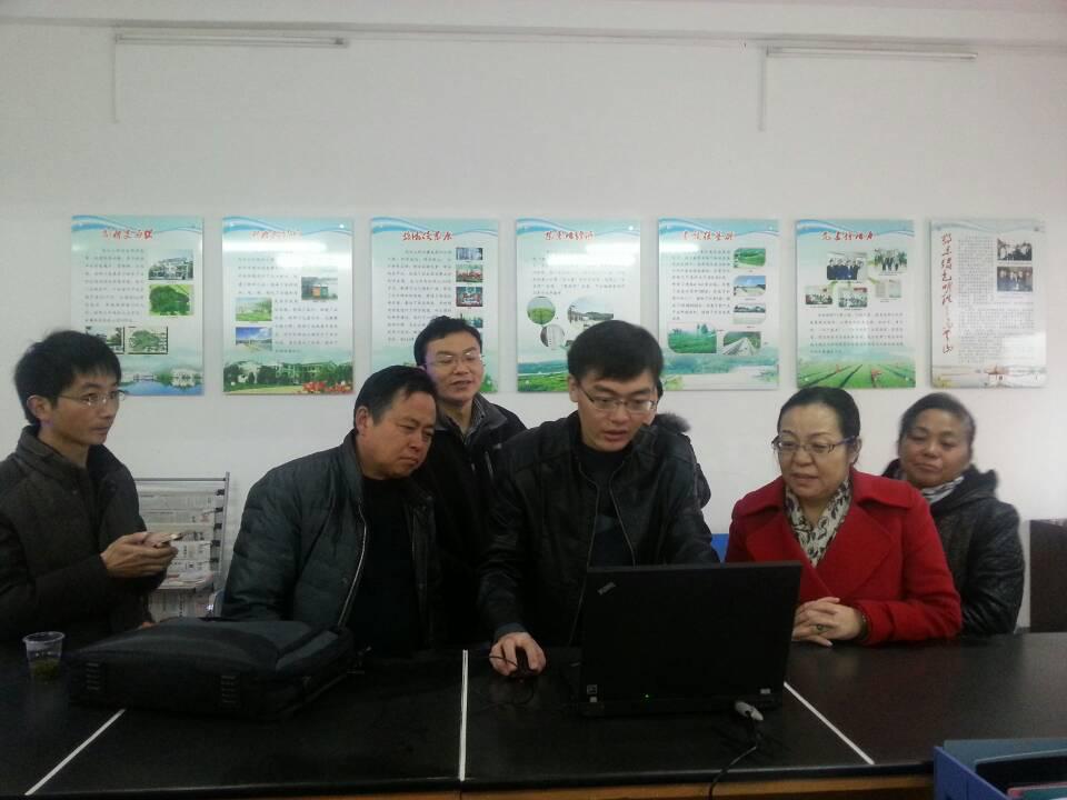 韦德bevictor为理论热点“面对面”对点帮扶单位英山县乌云山赠送电脑